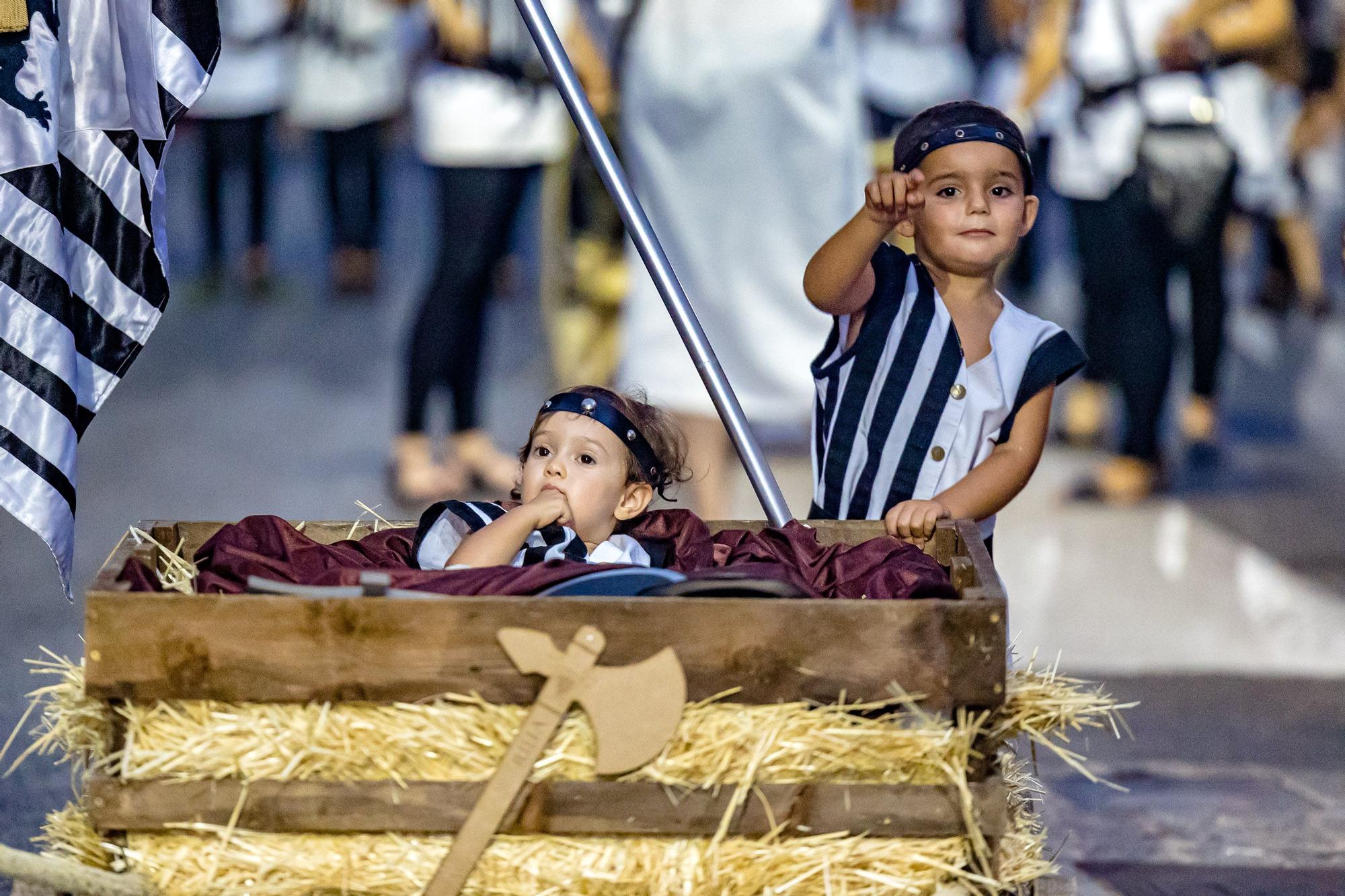 Las once compañías de la cruz recorren las calles ante la atenta mirada del público que volvió a sentir el vibrar de la música | Como en el Desfile moro, el boato lo formaron Reyes que ostentaron el cargo en años anteriore