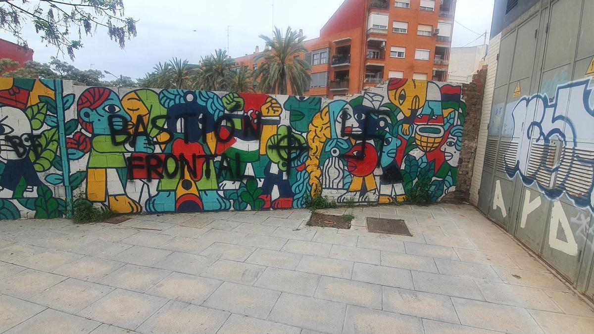 El mural pintado en favor de la igualdad social, cultural y racial de Patraix fue atacado por un grupo fascista.