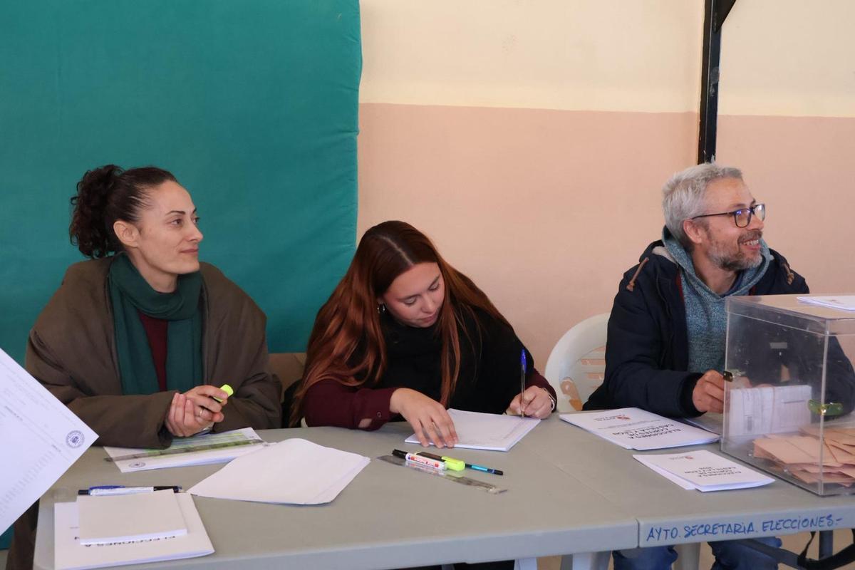 Mesa de "novatos" durante la mañana electoral en el colegio Obispo Nieto: elecciones autonómicas 2026.