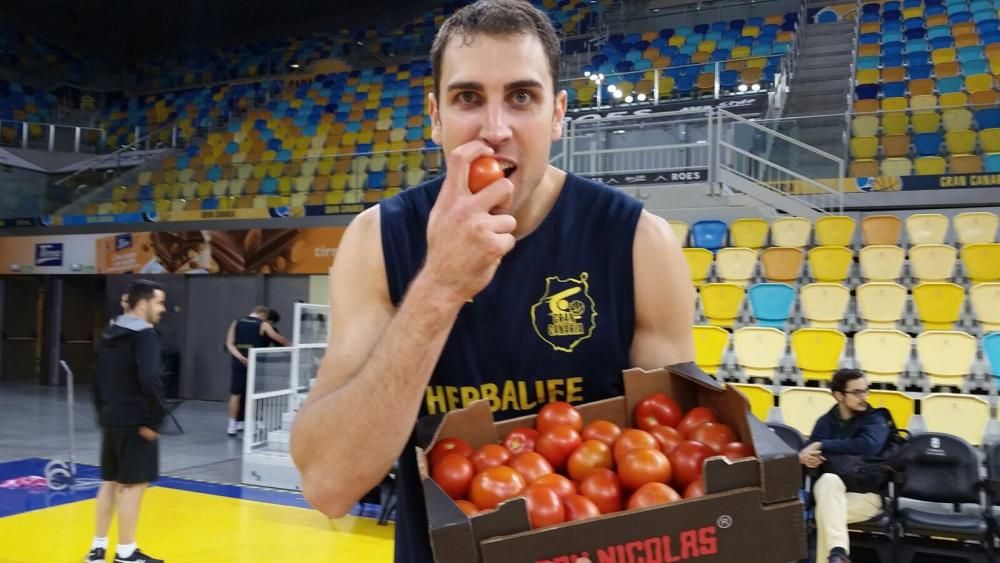 Jugadores del Granca con tomates de La Aldea