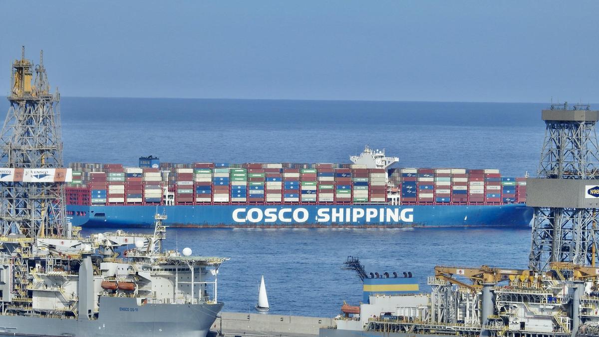 Un portacontenedores de la naviera china Cosco reposta en La Luz.