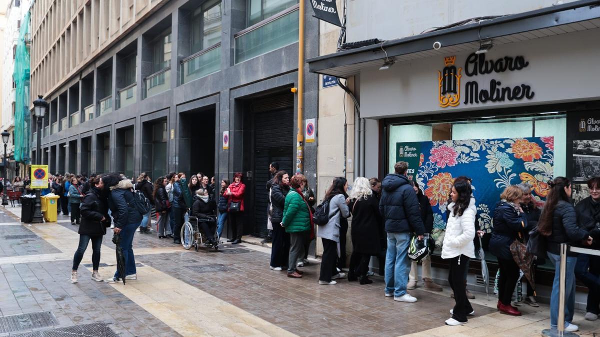 Largas colas en Álvaro Moliner y ROA para comprar trajes de fallera en rebajas