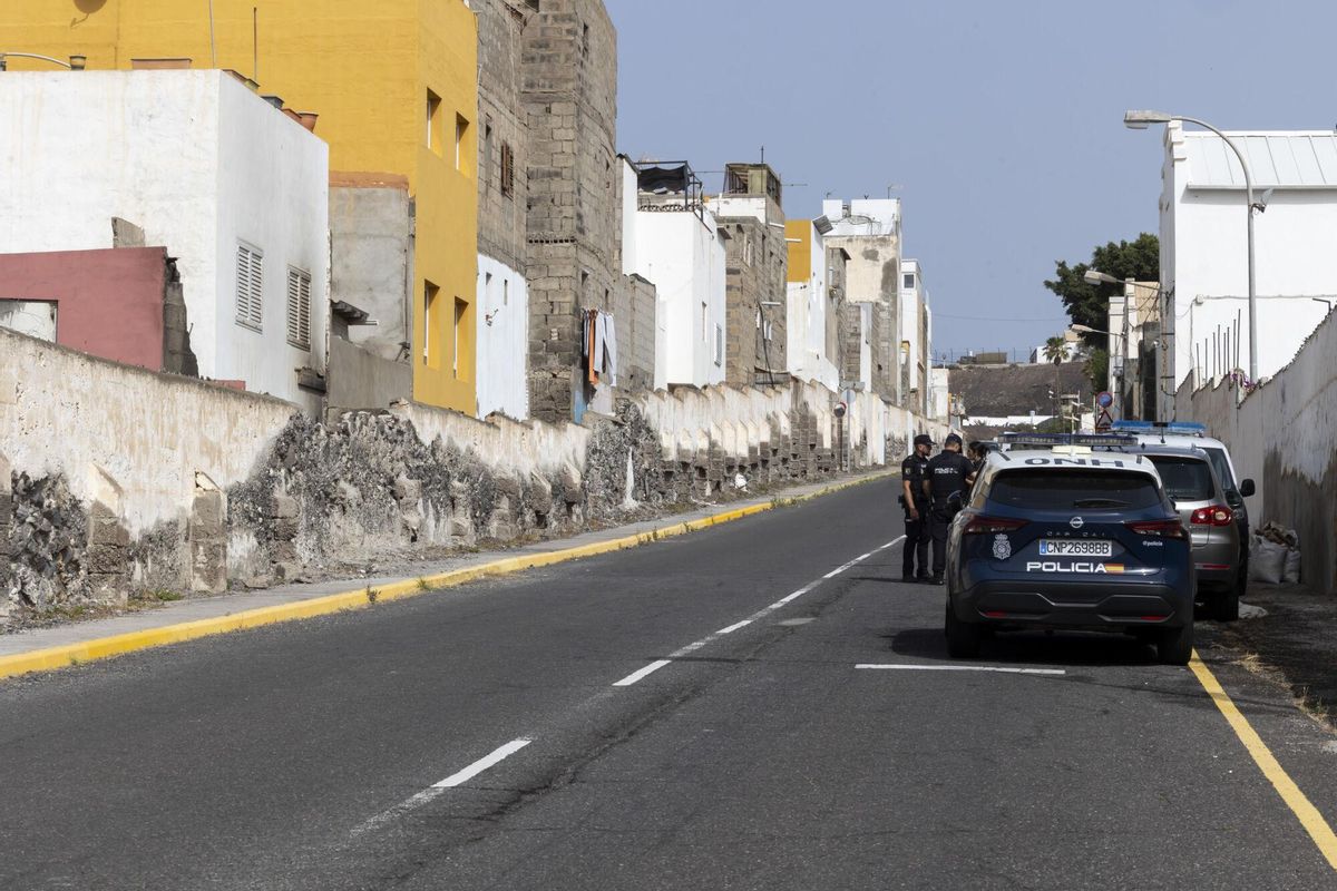 La Policía Nacional ha detenido esta madrugada a un joven acusado de provocar quemaduras muy graves con material combustible a una menor de 17 años en una vivienda del barrio de La Isleta de Las Palmas de Gran Canaria. En la imagen, agentes policiales delante del inmueble donde sucedieron los hechos.