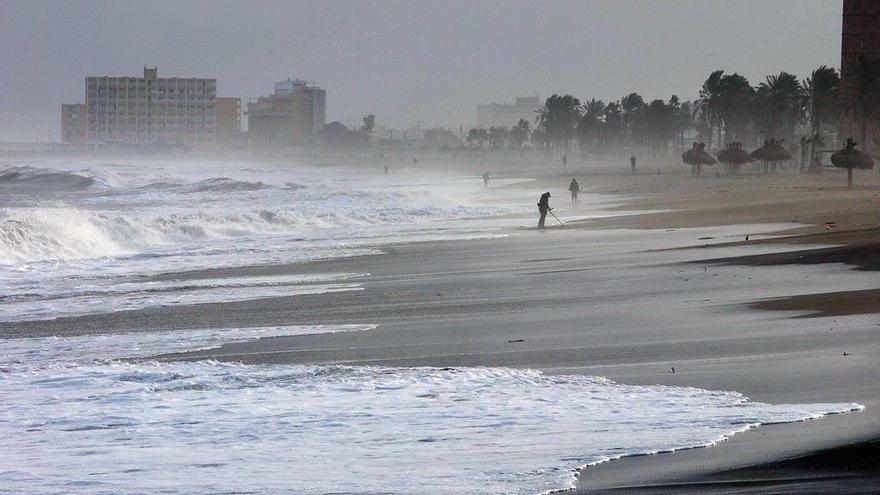 Imagen de las playas de Huelin en un día de temporal de hace unas semanas.