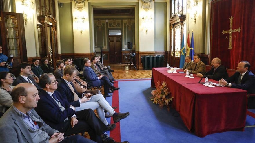 Presentación del libro, en el salón Europa de la Junta General del Principado. | Luisma Murias