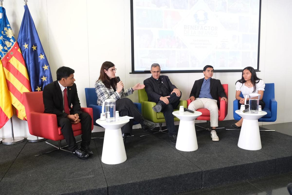 Mesa redonda momentos antes de entregar la distinción a Ignacio Doñoro