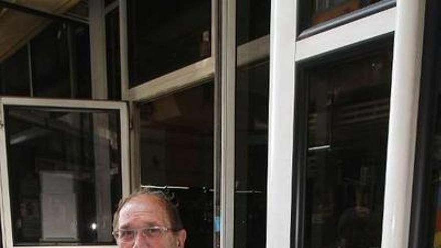 Luis Soria, con los trofeos y premios.