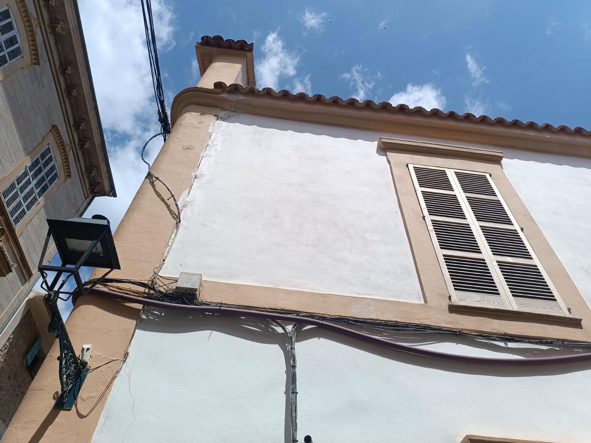 La aparición de nuevas grietas pone en duda la estabilidad de la estructura del teatro Defensora Sollerense La aparición de nuevas grietas pone en duda la estabilidad de la estructura del teatro Defensora Sollerense