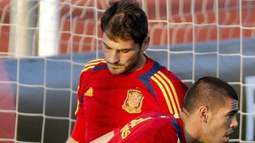 Valdés y Casillas, en el entrenamiento de ayer de la selección española.