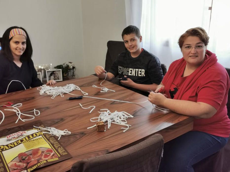 Elaborando mascarillas para que no falten alimentos