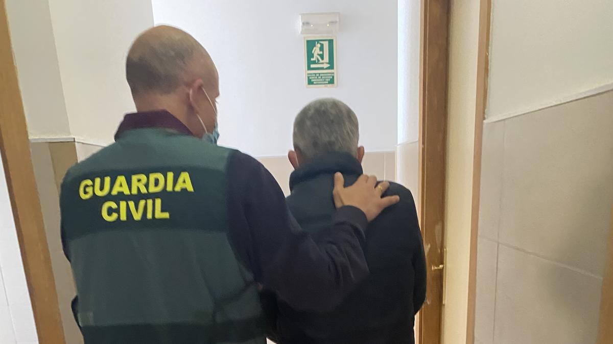 Un agente de la Guardia Civil, junto con el detenido.