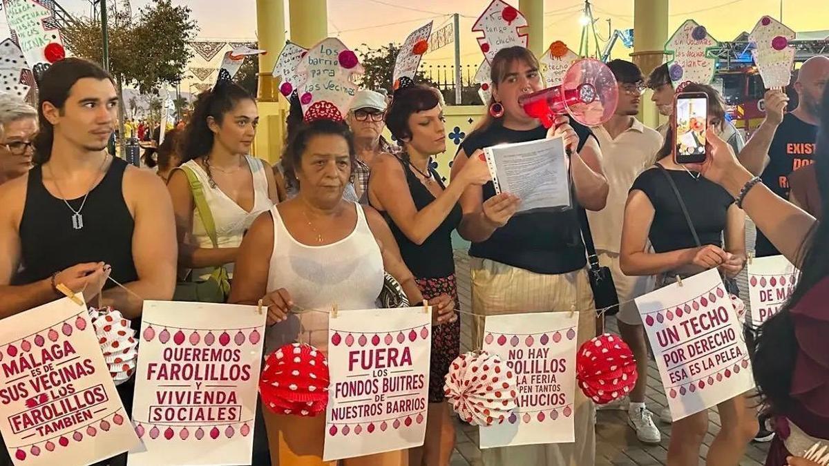 Un momento de la concentración de Un Techo por Derecho en el Real de la Feria, en la noche del martes.