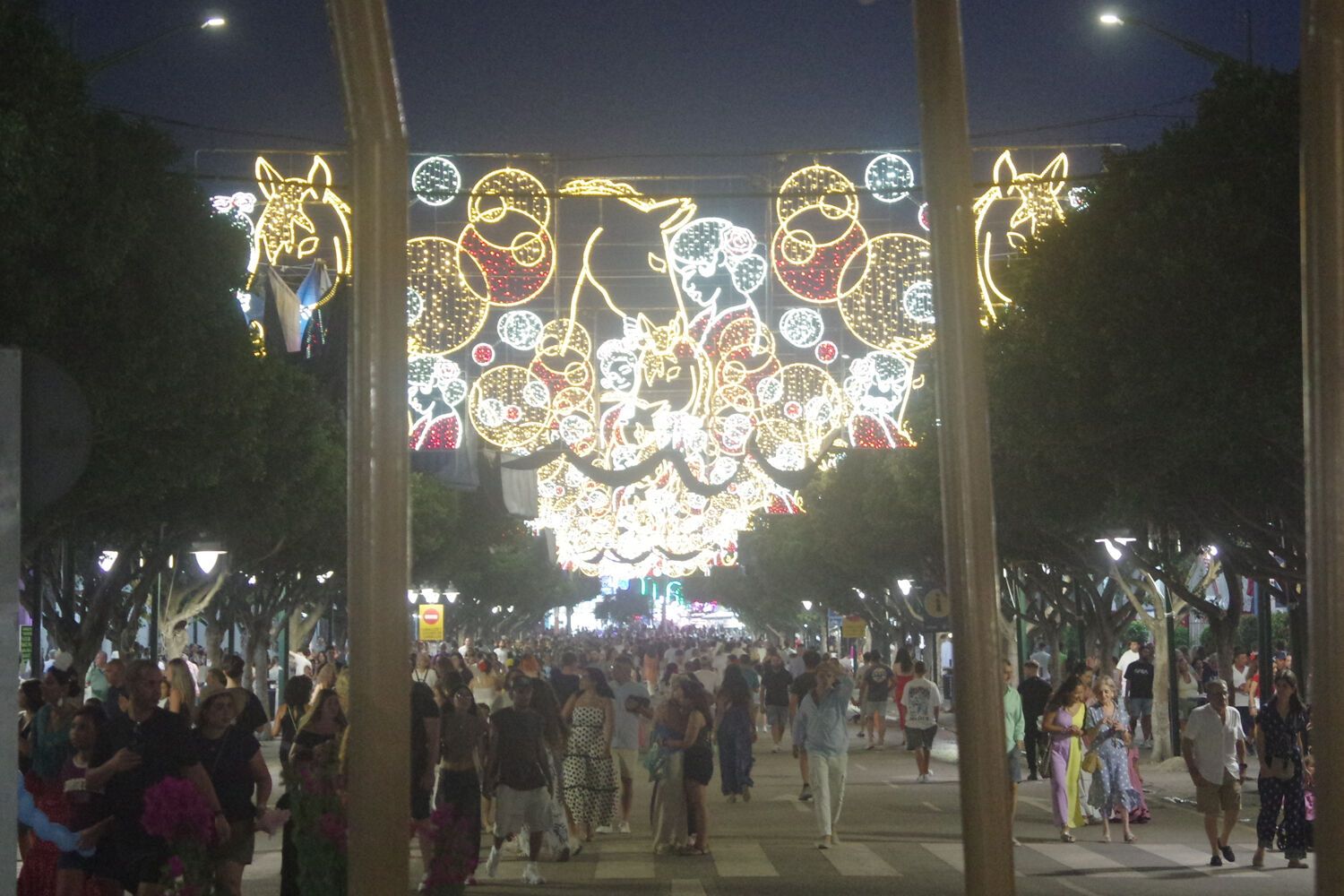 Ambiente en el Real de la Feria de Málaga 2025 el martes por la noche