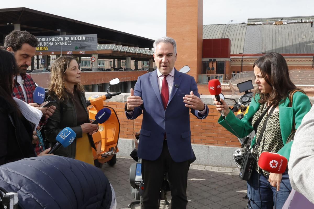 Elías Bendodo hace declaraciones en la zona exterior de salida de los AVE de Atocha.