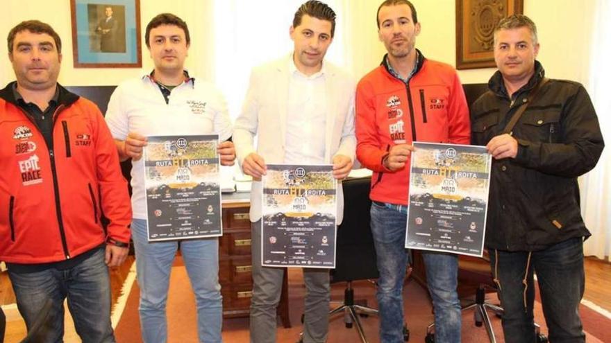 El alcalde con los organizadores durante la presentación del acto en el consistorio de Ponte Caldelas.