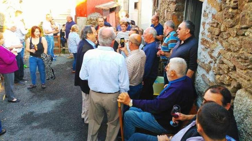 Amantes del vino, en una de las bodegas de Cenlle. // I. Osorio