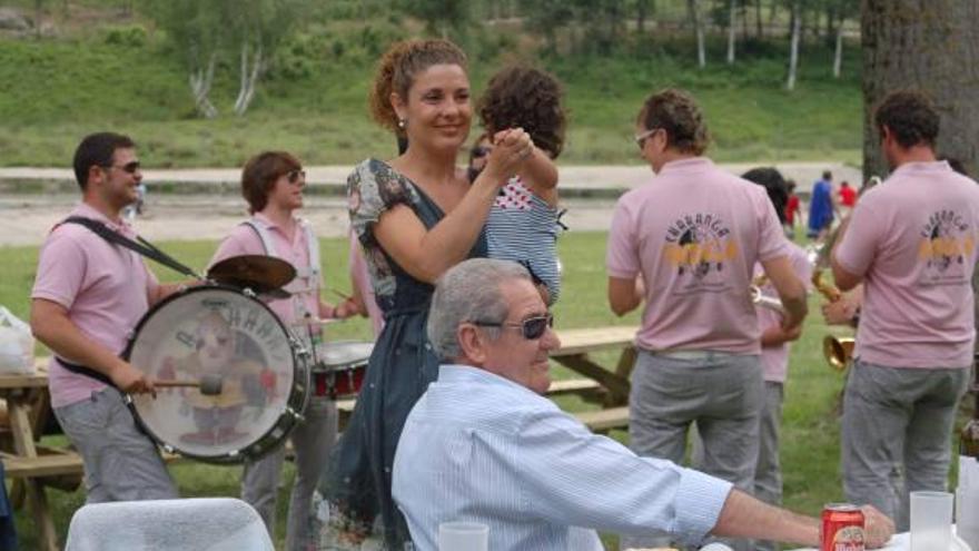 Ambiente de fiesta en la pradera del pueblo sanabrés.