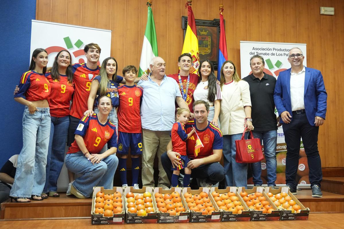 Los Palacios se rinde a Fabián y Gavi, sus campeones del mundo