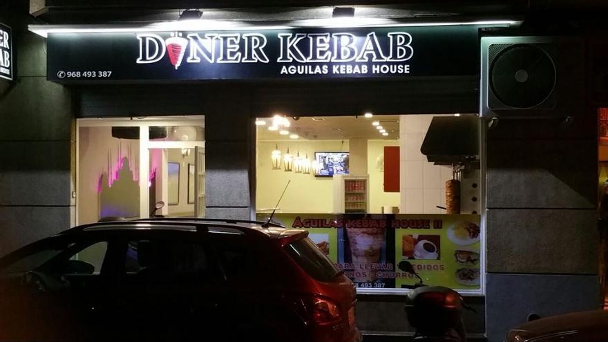 La freidora de un kebab provoca un incendio en el bajo de un edificio de cinco plantas en Águilas