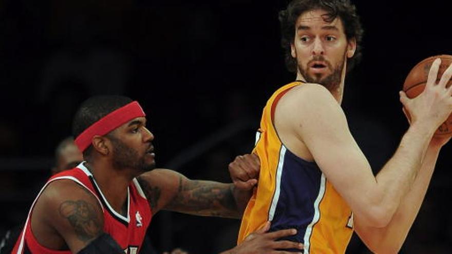 El jugador español Pau Gasol (d) de Los Angeles Lakers en acción ante Josh Smith (i) de los Atlanta Hawks.