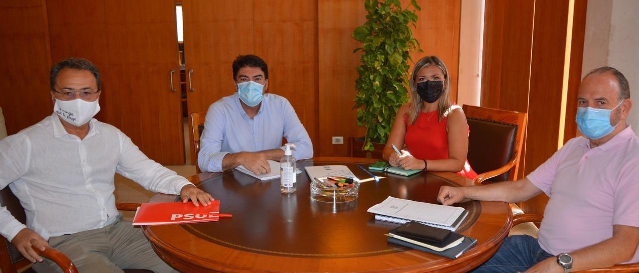 Sanguino y Millana (en los extremos), durante una negociación presupuestaria con Barcala y Sánchez