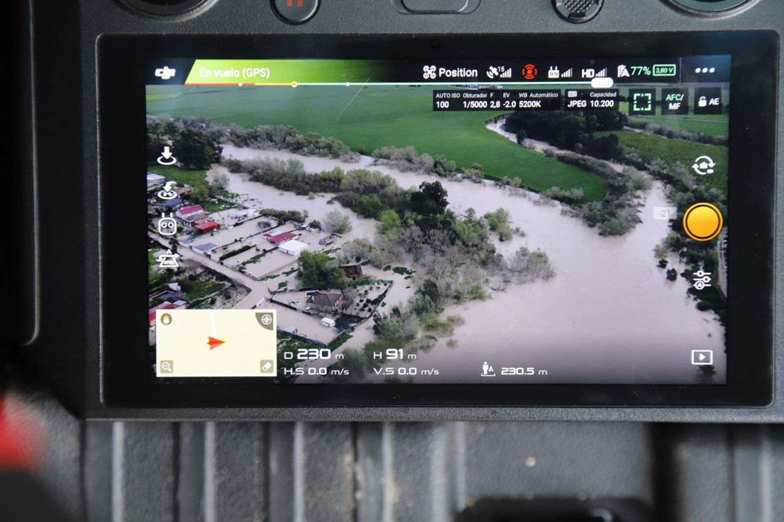El río llega a las parcelas del entorno del aeropuerto