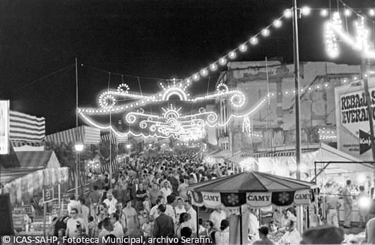 Calle Betis iluminada para la noche. (Década de 1970)