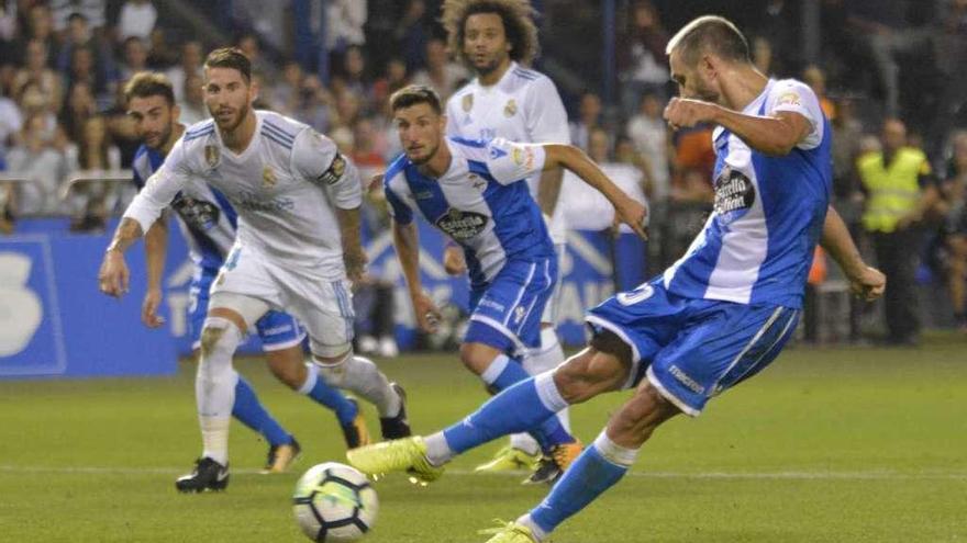 Andone lanza el penalti el domingo contra el Madrid.