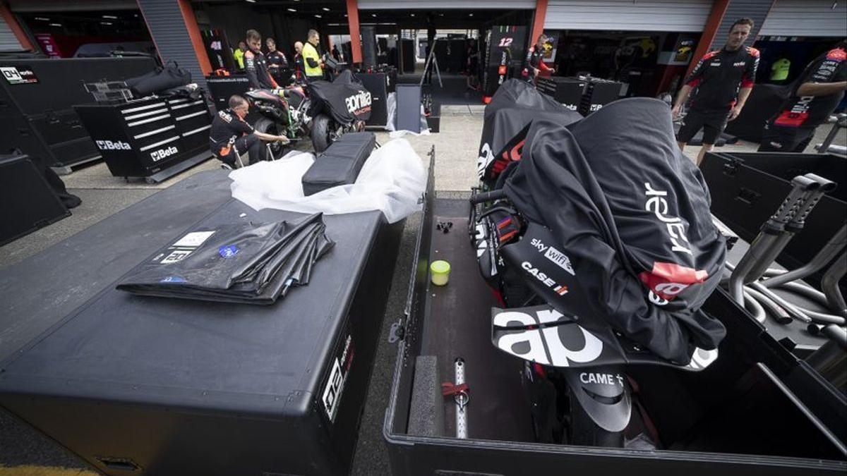 Las cajas con las motos, listas en el &#039;paddock&#039; de Motorland.