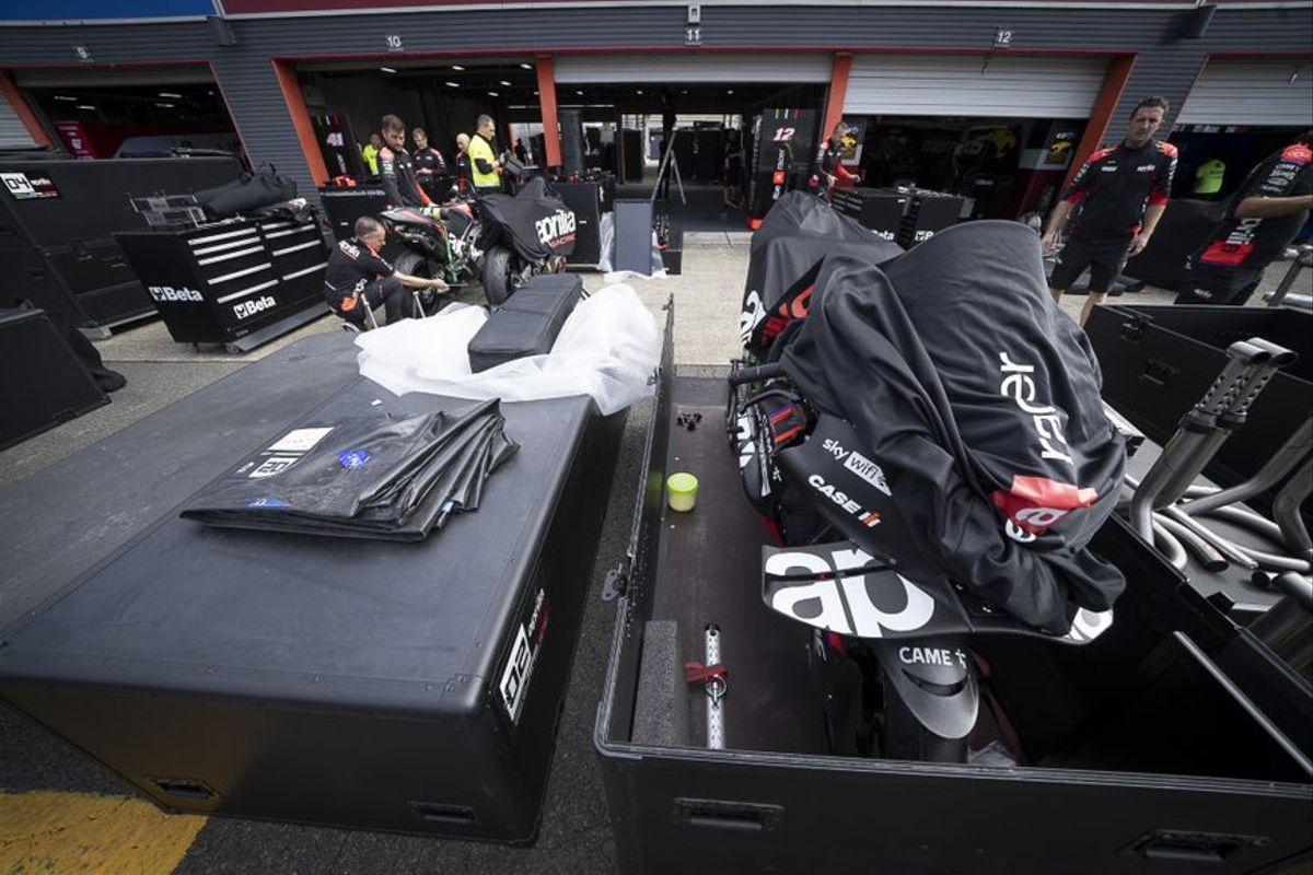 Las cajas con las motos, listas en el 'paddock' de Motorland.