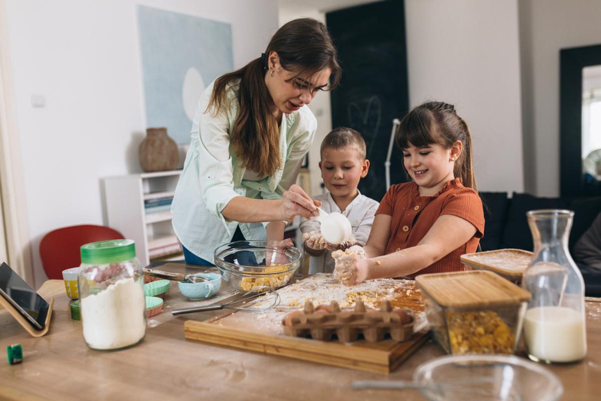 Cocinar con los más pequeños es una buena opción en días de asueto.