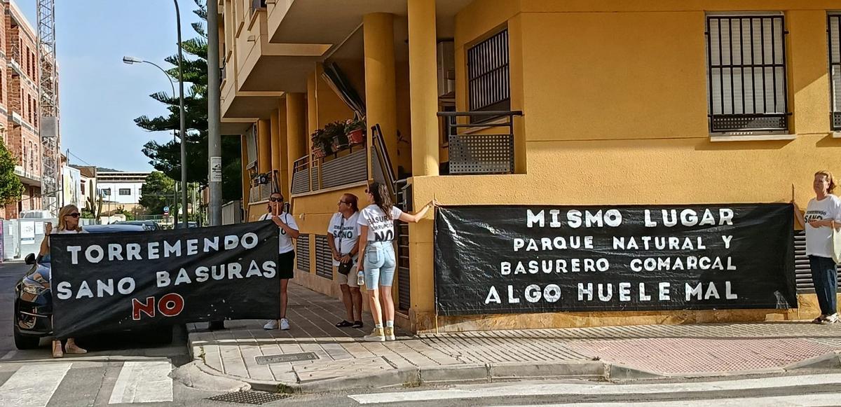 Vecinos de Torremendo frente a la Cámara de Comercio de Orihuela, mientras se celebraba el debate