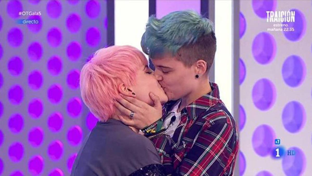 El beso de Marina y su novio, Bastián