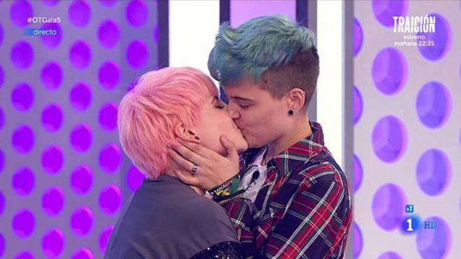 El beso de Marina y su novio, Bastián