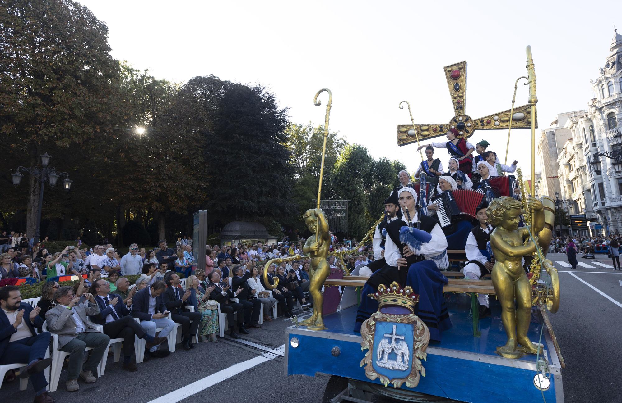 En Imágenes: El Desfile del Día de América llena las calles de Oviedo en una tarde veraniega