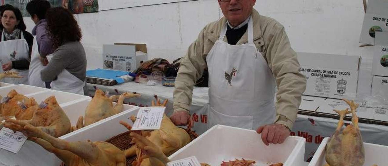 Un vendedor con varias piezas de gallo en la Feira de Nadal. // Bernabé