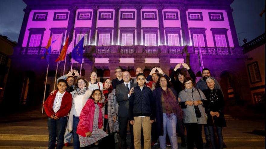 Las Casas Consistoriales se iluminan de igualdad por el 8M