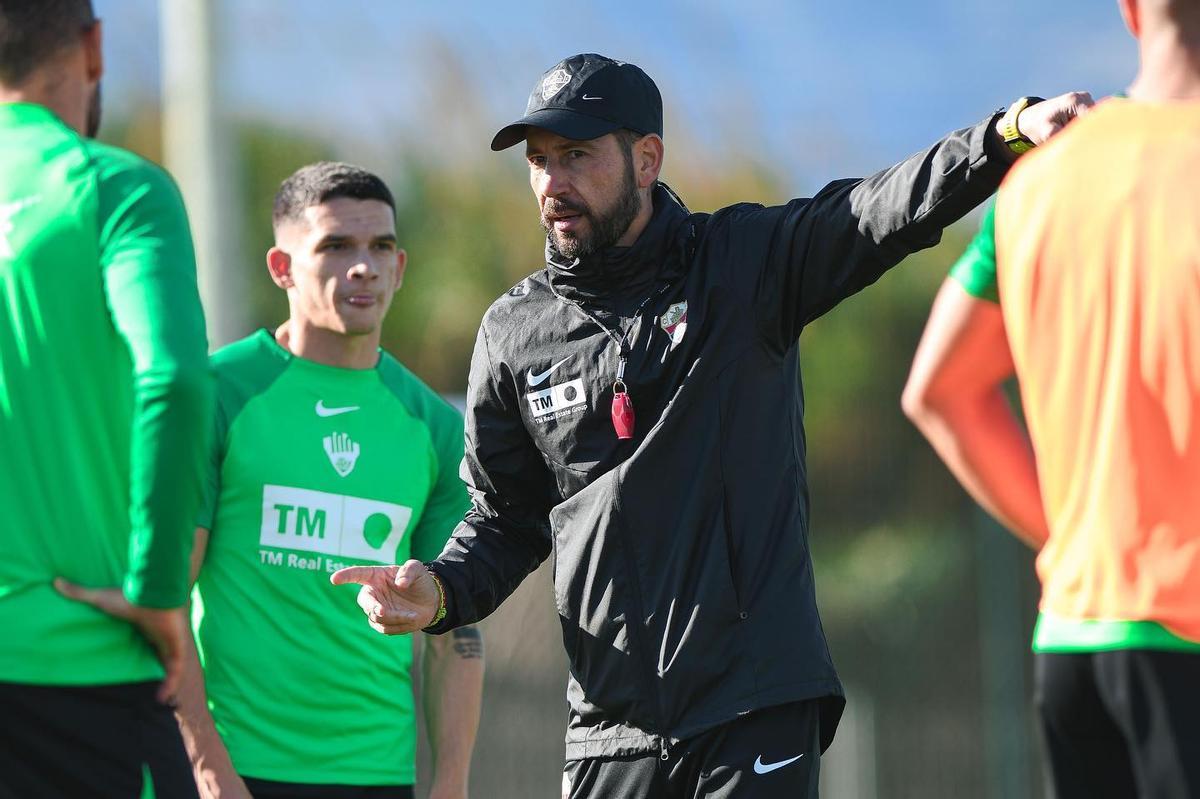 Pablo Machín dando instrucciones, durante un entrenamiento en Oliva