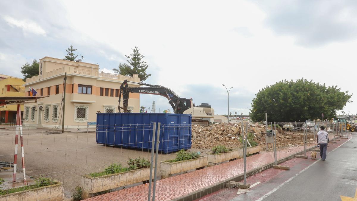 Derribo del antiguo edificio de oficinas portuarias de la Generalitat en el puerto de Torrevieja