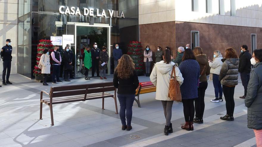Los trabajadores del Ayuntamiento de Onda se han sumado al minuto de silencio convocado para condenar el asesinato machista de una mujer en València el pasado fin de semana.