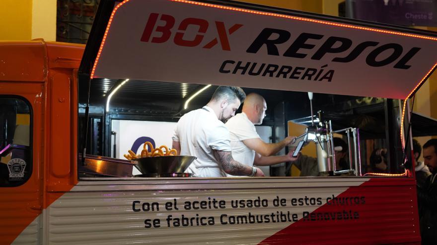 Repsol monta una churrería en Cheste para concienciar sobre los combustibles renovables