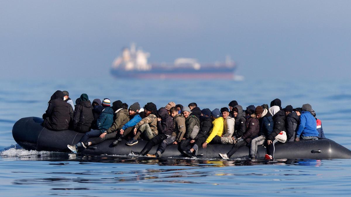 Alrededor de 60 migrantes cruzan el Canal de la Mancha en una pequeña embarcación el 6 de marzo de 2024.