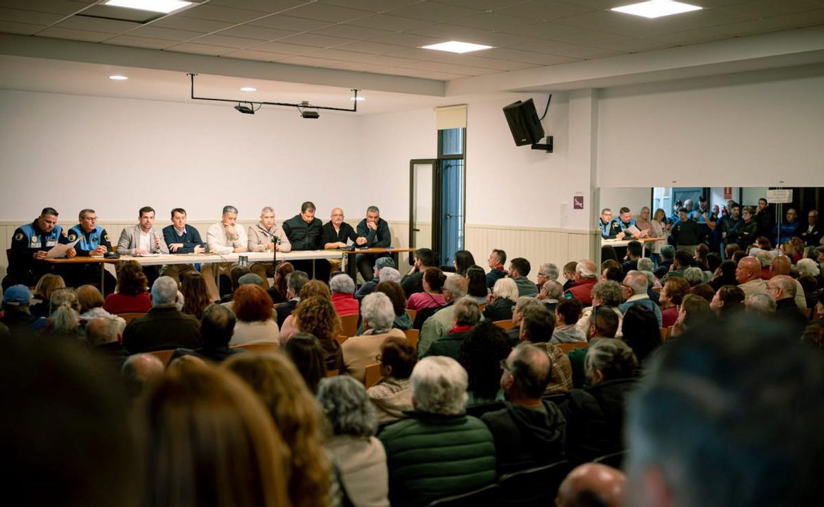 Los vecinos de Las Chumberas en la reunión celebrada ayer.