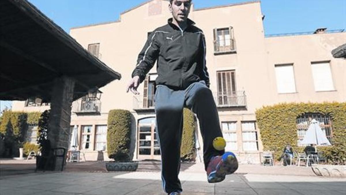 Soriano juega con una pelota de tenis en el CT de La Salut, ayer.