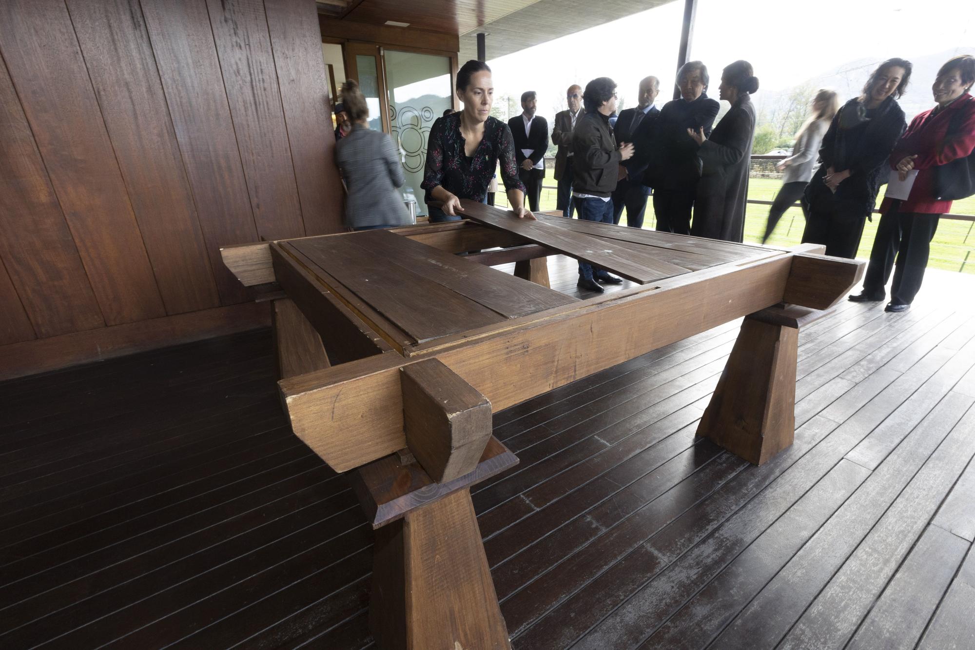 Shigeru Ban disfruta en Asturias: el arquitecto premio "Princesa" de la Concordia visita los hórreos