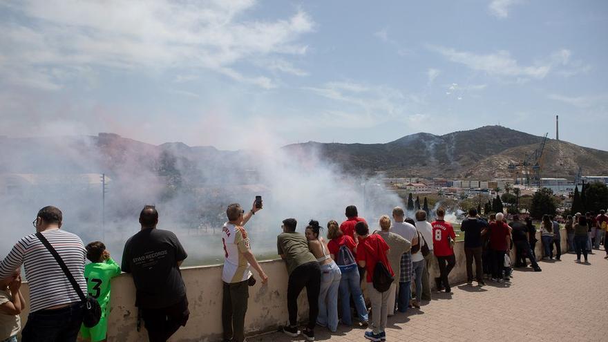 El pregón desde el balcón del Palacio Consistorial y la mascletá en el parque de la Cuesta del Batel, en imágenes