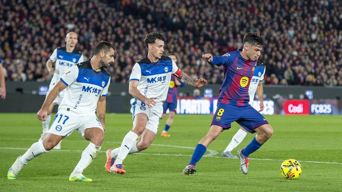 Pedri perseguido por la defensa rival durante el partido de liga entre el FC Barcelona y el Alavés en el Camp Nou.