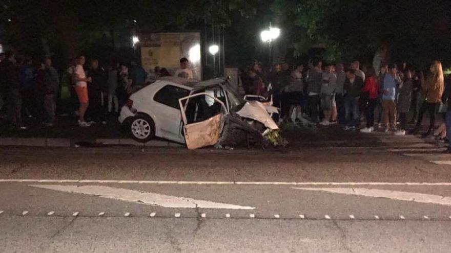 Dos coches se estrellan en Grado