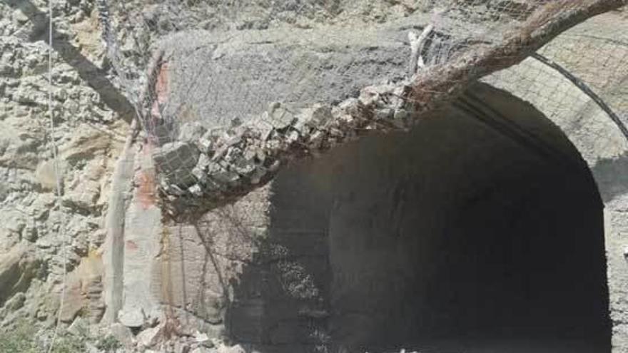 El túnel del puerto de Portiella, con la malla de protección cedida a causa de los argayos.