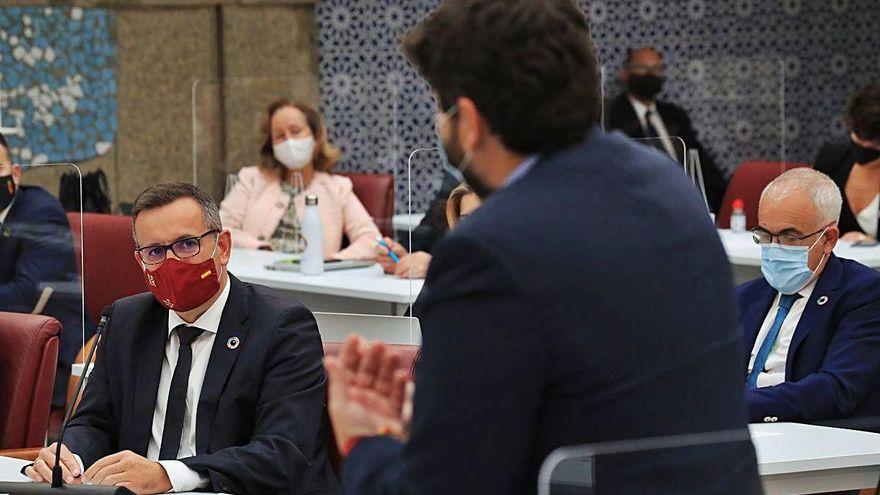 Fernando López Miras, de espaldas, se dirige a Diego Conesa durante una intervención en la Asamblea Regional.